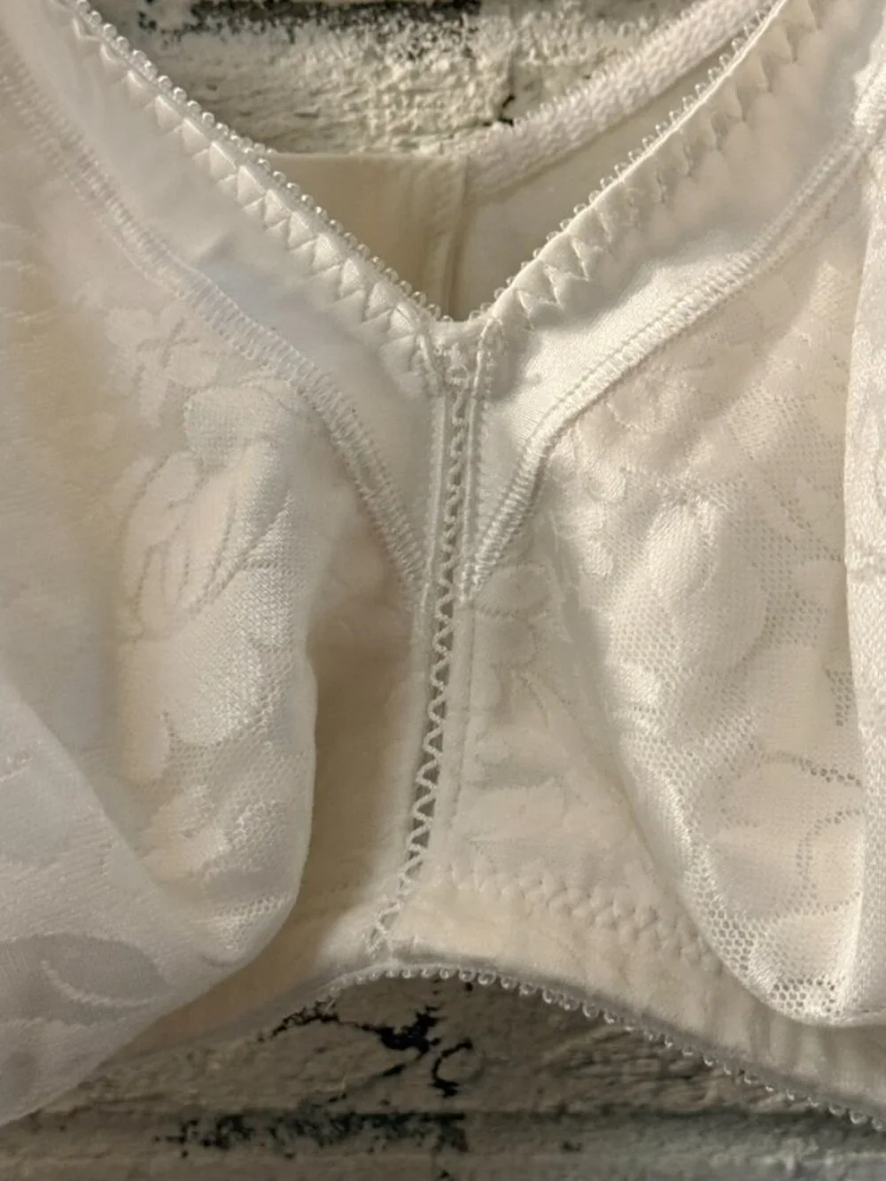 Bali 44D White Wireless Full Coverage Comfort Bra Floral Jacquard Support